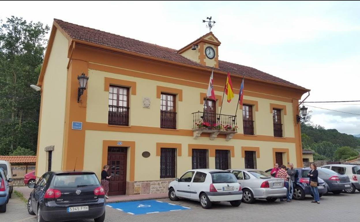 Vista exterior del Ayuntamiento de Arenas de Iguña.