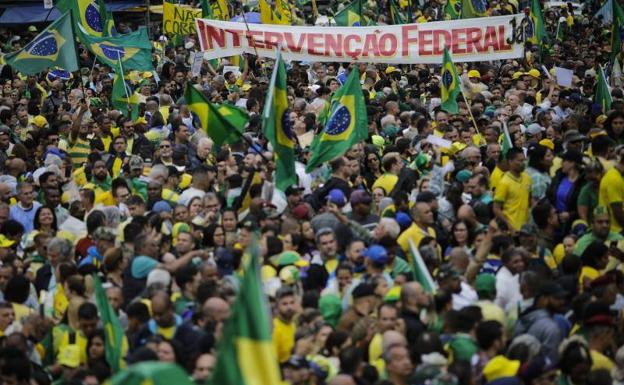 Miles de simpatizantes de Bolsonaro exigen frente a un cuartel de Río de Janeiro la intervención de las Fuerzas Armadas.