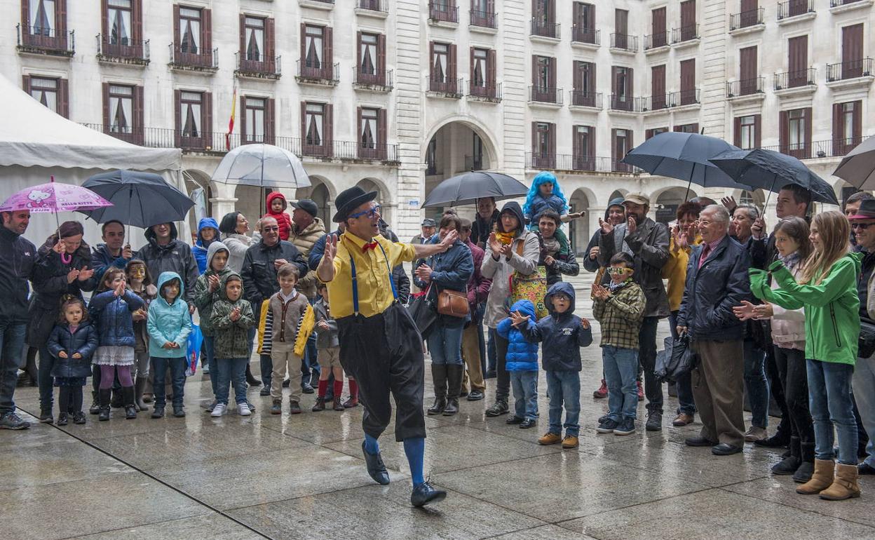 El mago Sebastian Dethise durante un festival de magia celebrado en la capital cántabra.