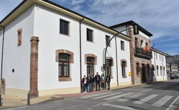 La Casa Consistorial luce nueva fachada.