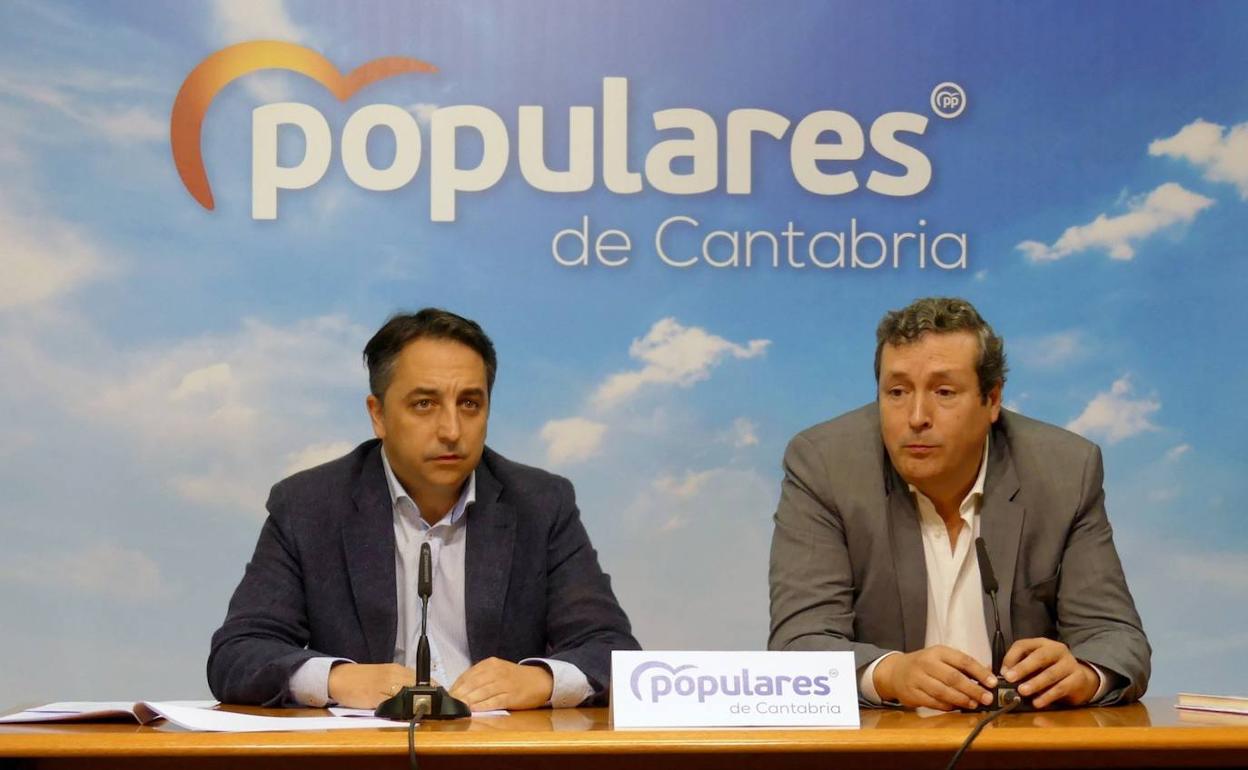 El portavoz del PP de Piélagos, Carlos Caramés, y el portavoz del PP en el Parlamento de Cantabria, Íñigo Fernández. 