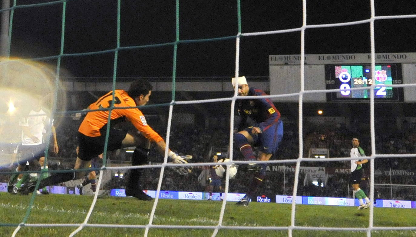 Foto de septiembre de 2009 en la que el Racing perdió en casa 1-4 contra el Barcelona. En la imagen, Piqué tirando un penalti y Toño en la portería.