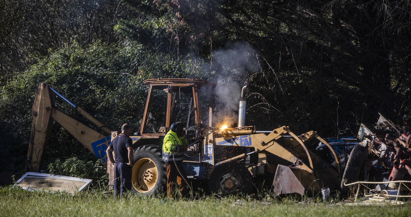 Fotos: Castañeda inicia la retirada de miles de kilos de chatarra de un desguace ilegal