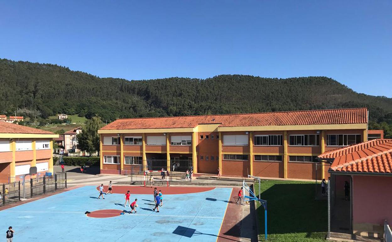 Interior del recinto del CEIP Fuente Salín. 