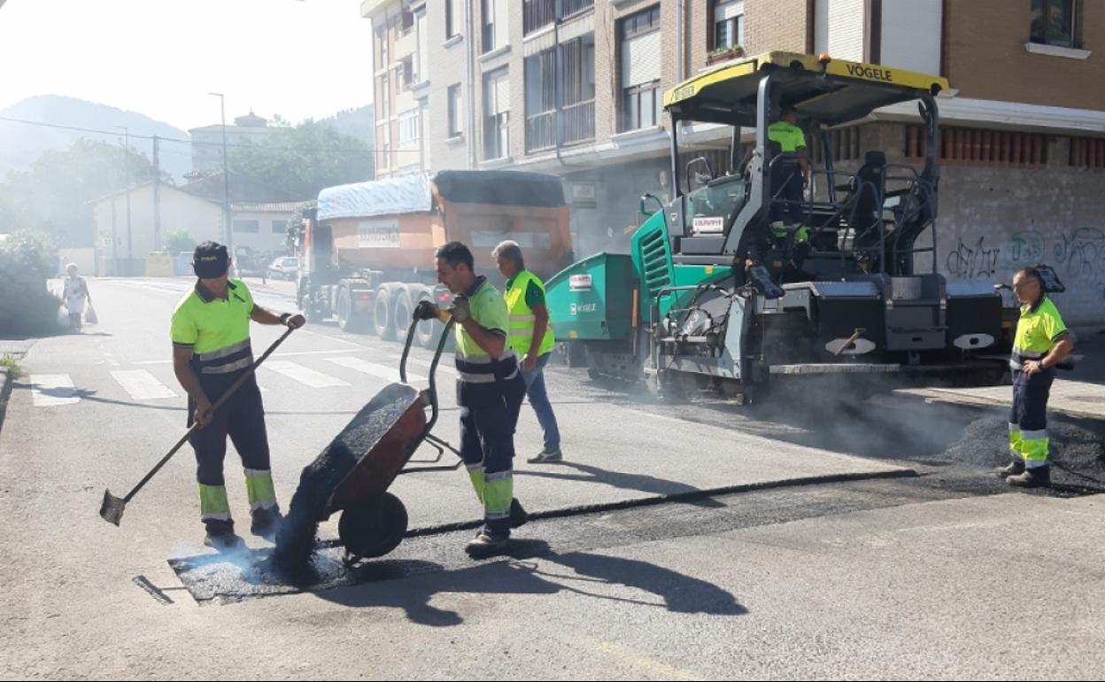 A punto de concluir el plan de asfaltado de Los Corrales