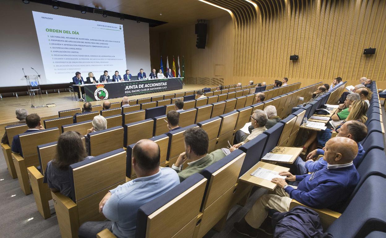 El salón de actos de la Universidad Europea del Atlántico, durante una de las últimas juntas del Racing.