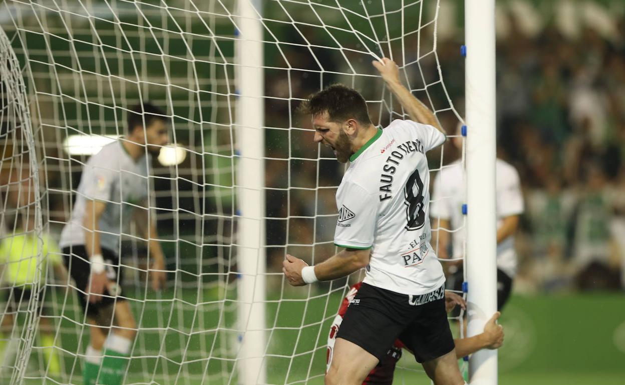 Fausto Tienza se lamenta tras una ocasión fallada contra el Zaragoza.