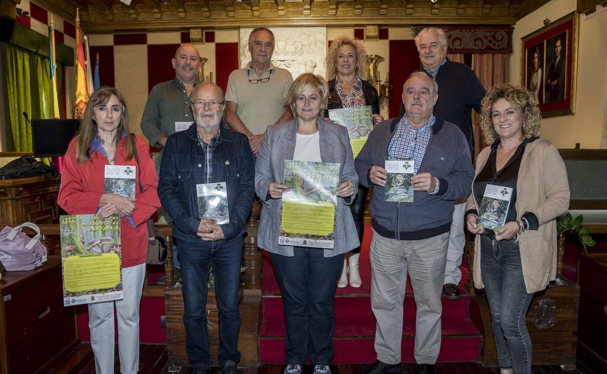 La presentación de las jornadas micológicas reunió a una amplia representación municipal. 