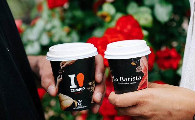 La Barista de Templo Cafés cuida la sostenibilidad con los vasos take away compostables. 