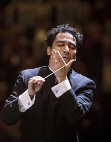 Imagen secundaria 2 - A la izquierda, ensayo de la Orquesta Sinfónica Freixenet, en el Auditorio Sony. A la derecha, el director Andrés Orozco-Estrada.