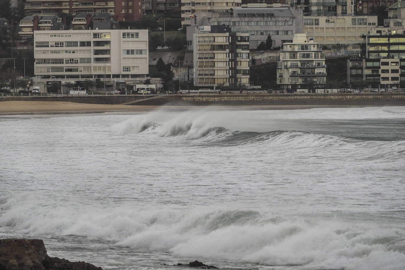 Fotos: Día de viento, lluvia y olas