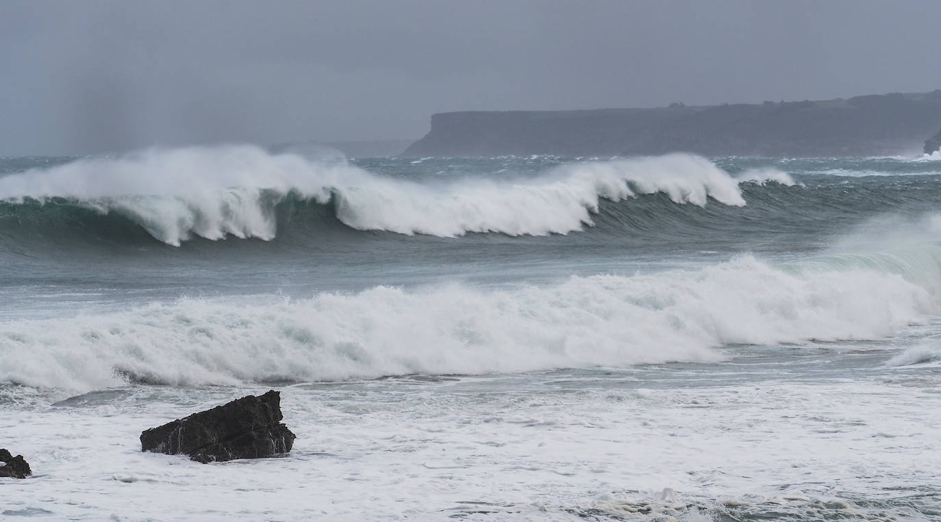 Fotos: Día de viento, lluvia y olas