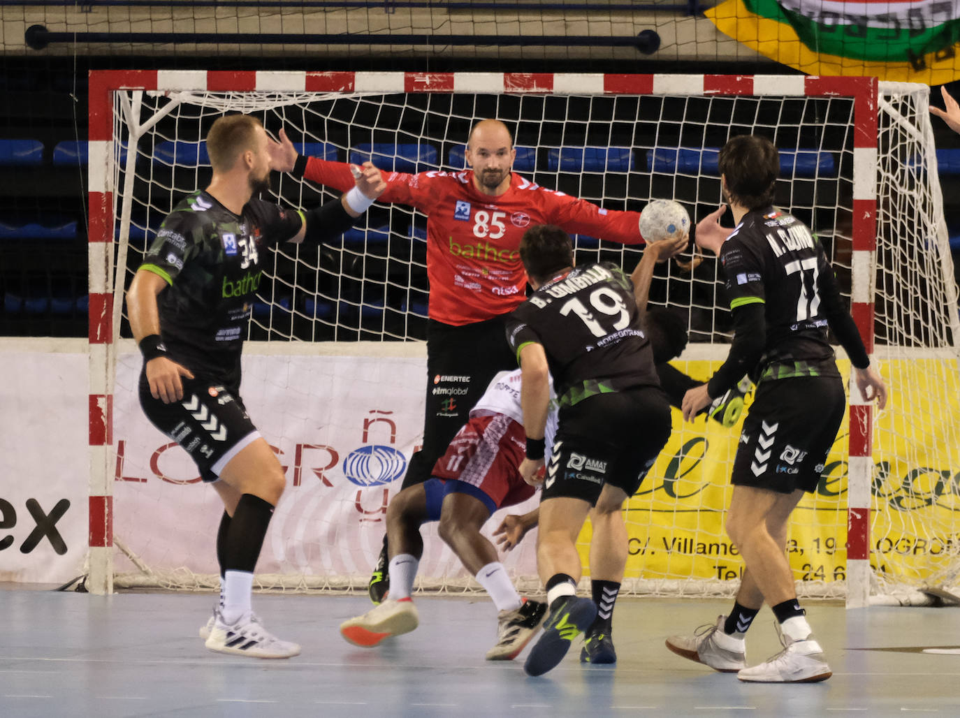 Los naranjas, liderados por Adrián Fernández con doce goles y Mile Mijuskovic bajo los palos, ganan a los franjivinos en un emocionante partido