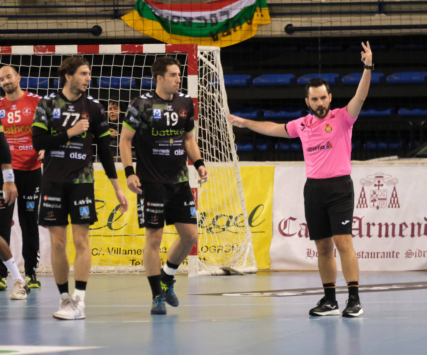 Los naranjas, liderados por Adrián Fernández con doce goles y Mile Mijuskovic bajo los palos, ganan a los franjivinos en un emocionante partido