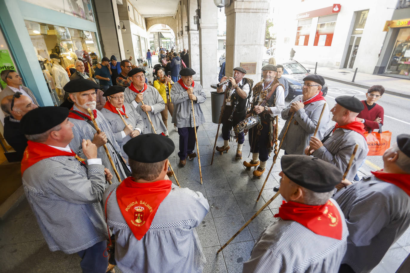 Al iniciarse la jornada, tuvo lugar en el Bulevar Demetrio Herrero la recepción a las otras hermandades participantes: Anchoa de Santoña, Bonito del Norte de Colindres, Espárrago de Navarra, Hojaldre de Torrelavega, Amigos de los Nabos de la Foz de Morcín, Nécora de Noja, Vino y Orujo de Liébana, Pimiento y Tomate de Ampuero, Queso de Cantabria y El Zapico.