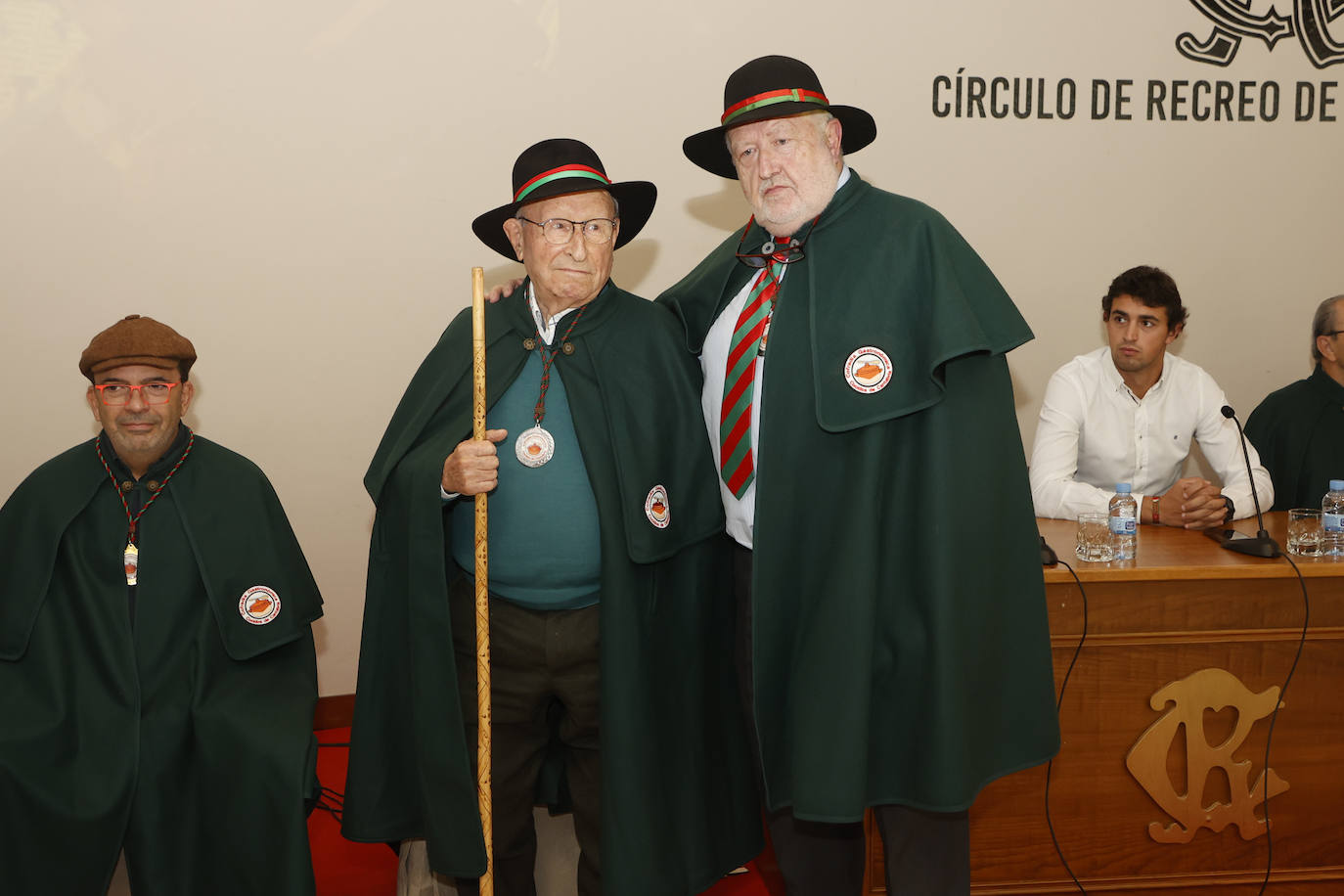 Seguidamente, se procedió al nombramiento de Zacarías Puente como Cofrade Emérito. Nacido en Guriezo, el popular hostelero abrió su primer restaurante en 1964: el Risco de Laredo. En 1985 fundó la Cofradía del Queso y, entre otros galardones, posee la Cruz Oficial de la Orden del Mérito Agrícola. «El sentido de las cofradías es la hermandad y la del cocido se dedica a ensalzar la cultura para alimentar nuestra alma», dijo el octogenario empresario, «muy feliz» por el reconocimiento público.