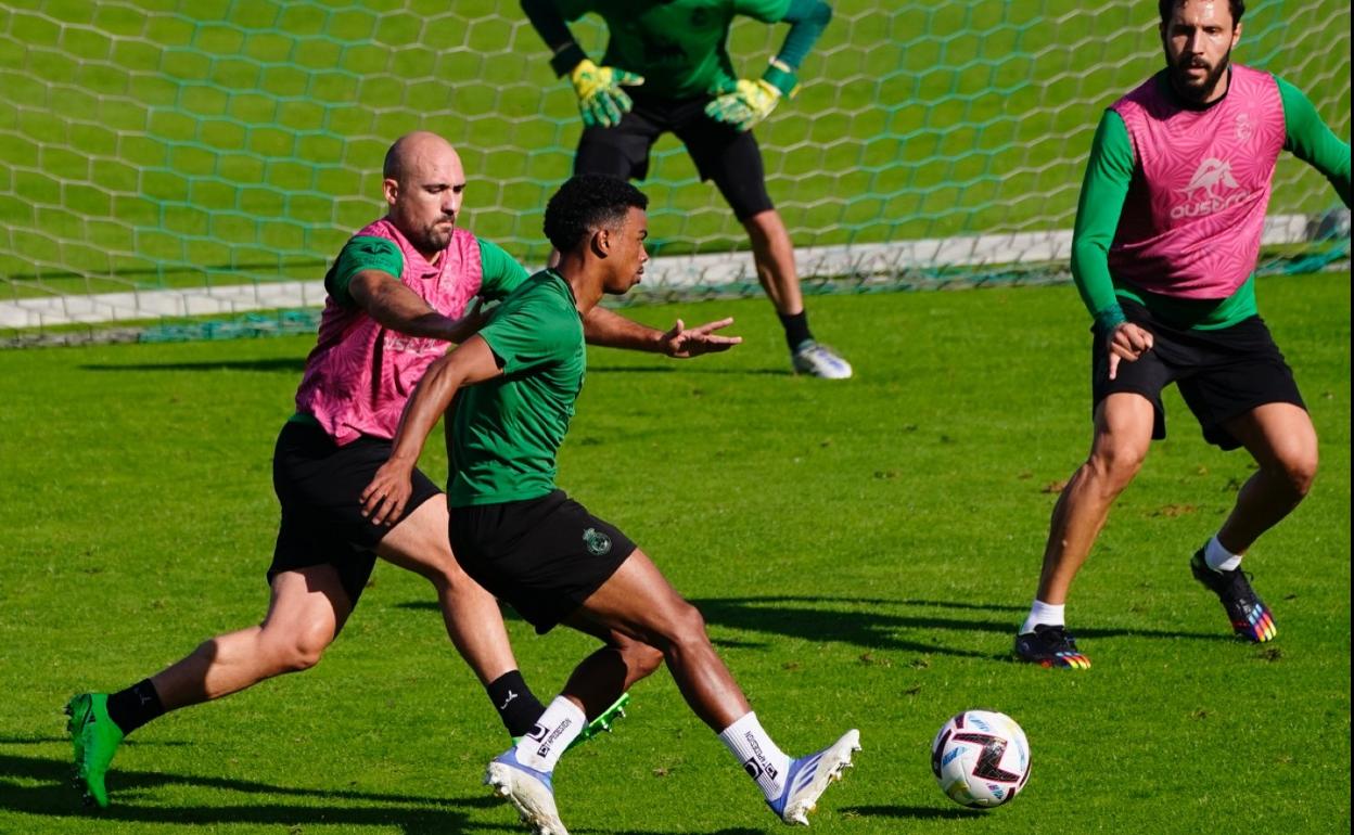 Dalisson, con el balón, durante un entrenamiento en La Albericia. 