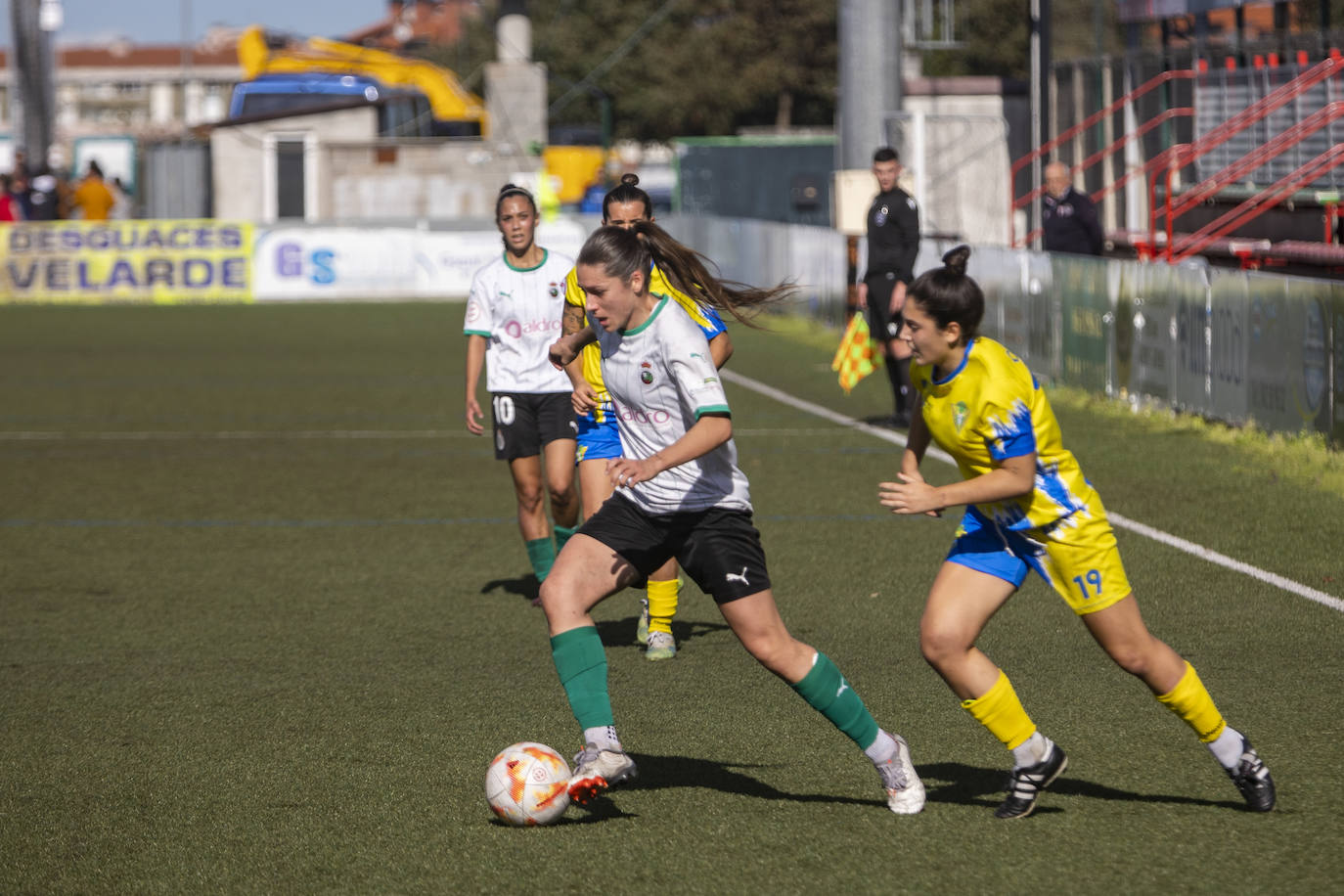 Fotos: El Racing Féminas golea al Friol en una gran primer parte