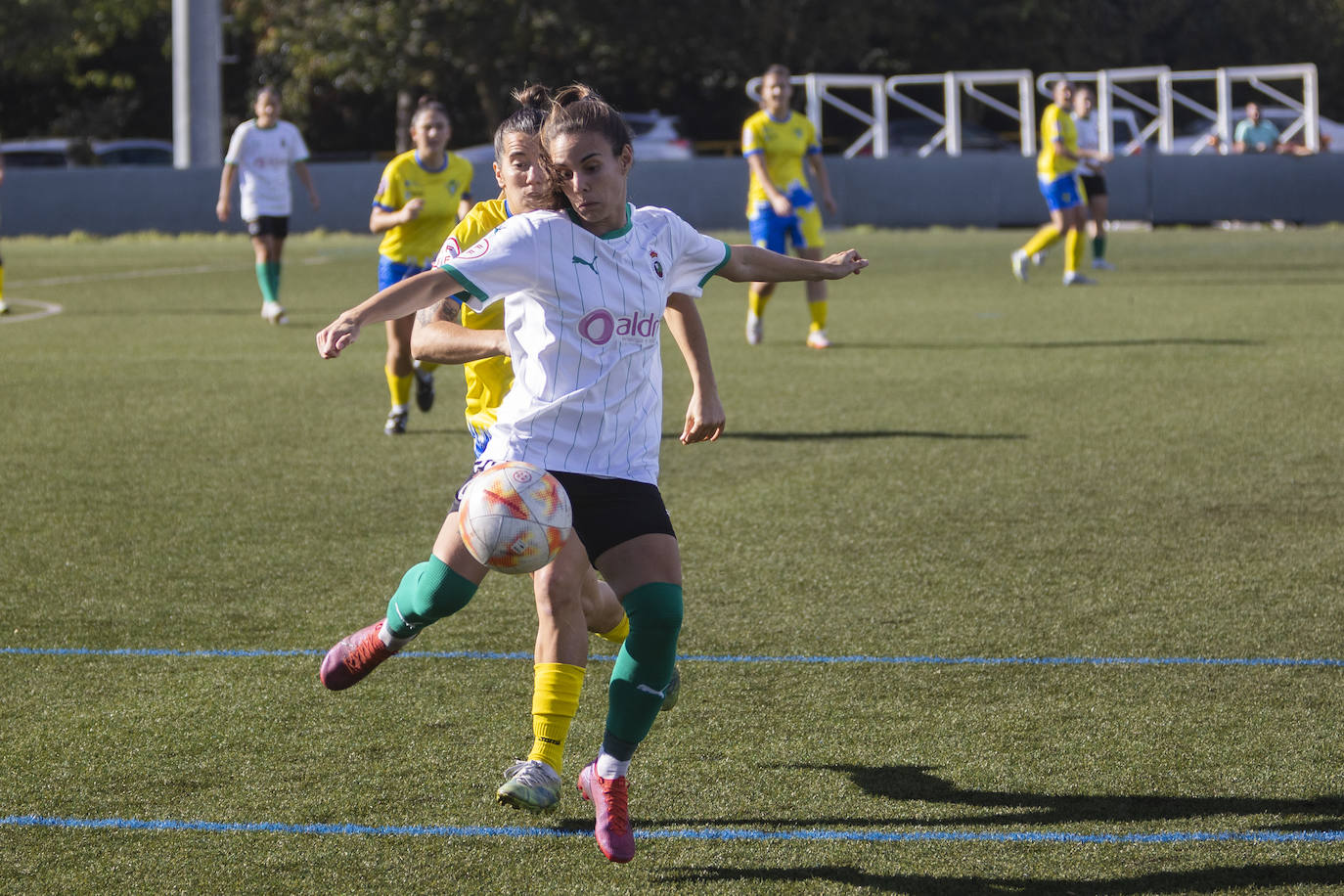 Fotos: El Racing Féminas golea al Friol en una gran primer parte