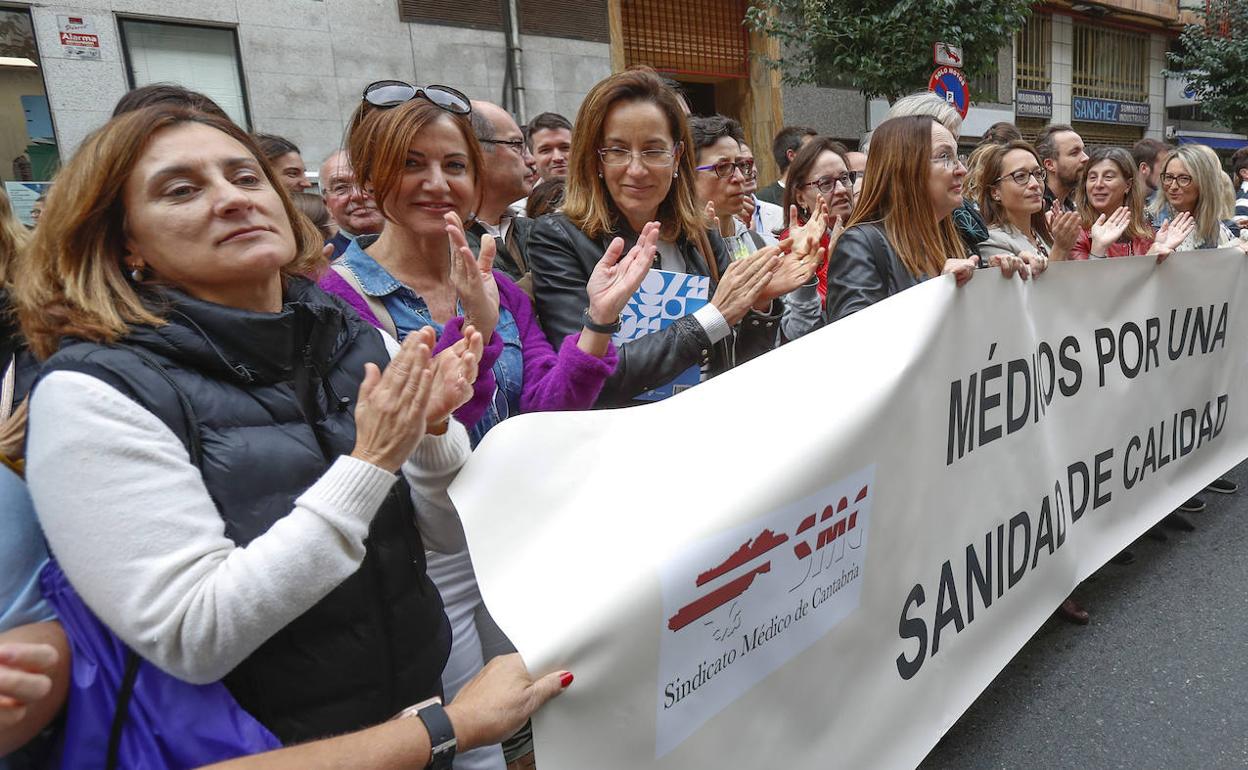 'Por una sanidad de calidad' rezaba la pancarta con la que los médicos de Atención Primaria se concentraron frente a la sede de la Consejería.