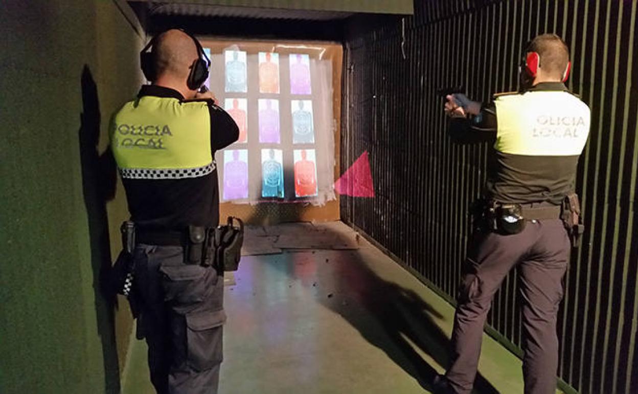 Agentes de la Policía Local en un curso de tiro.