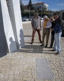 Imagen secundaria 2 - La escultura ya luce entre el Palacio de Festivales y las Naves de Enaire