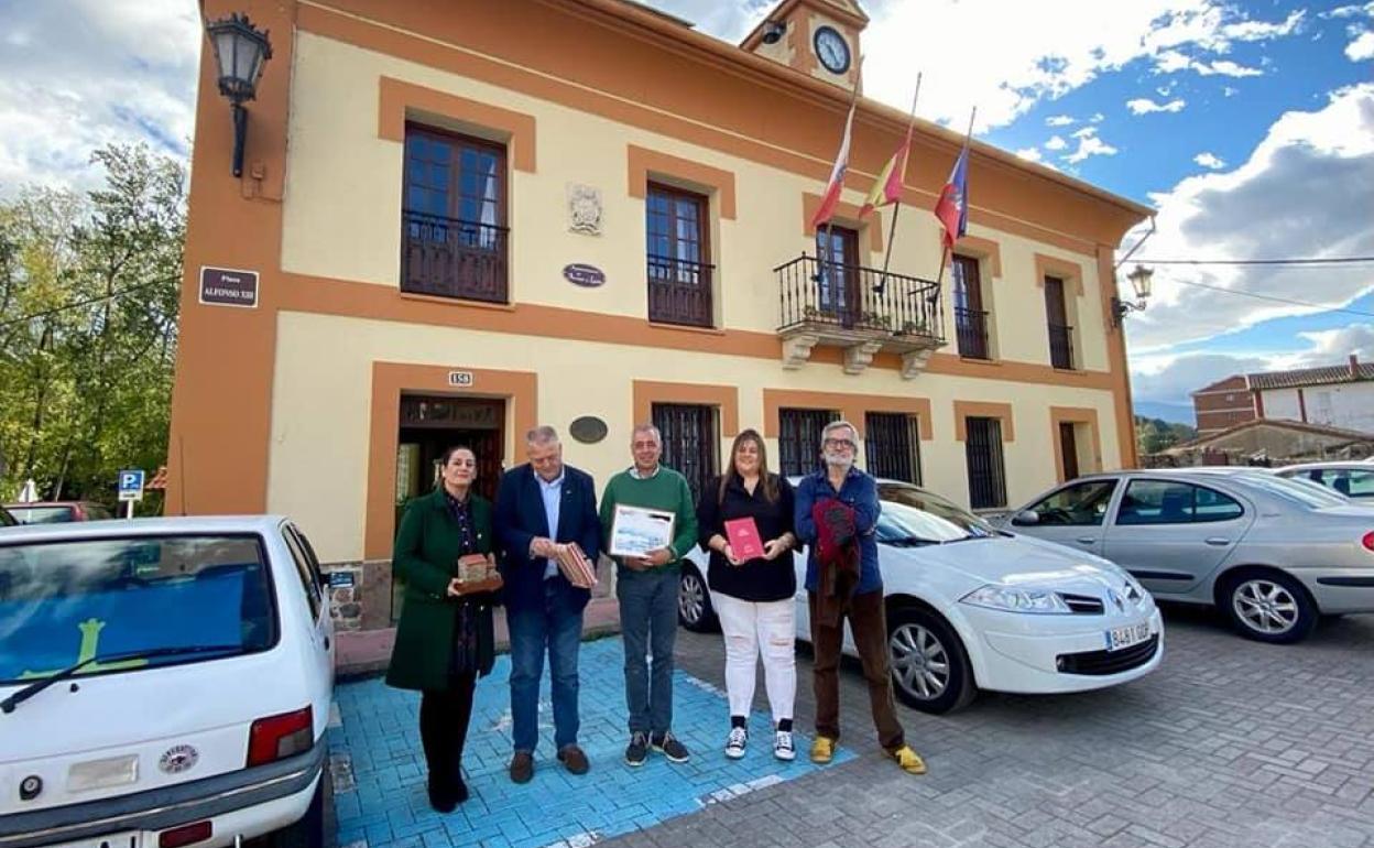 Visita de Gómez y Aguirre al Ayuntamiento de Arenas de Iguña.