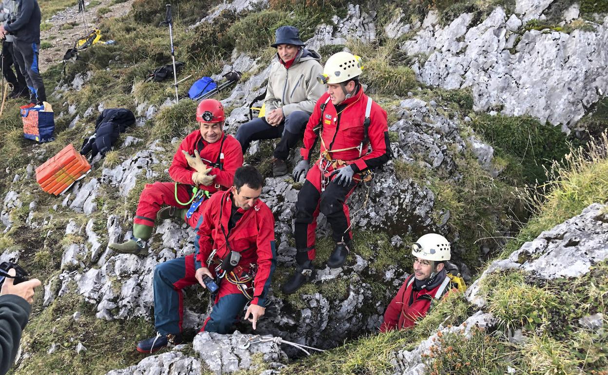 Miembros de la Agrupación de Espeleología Ramaliega durante el rescate de los restos de Eloy Campillo en octubre de 2019. 