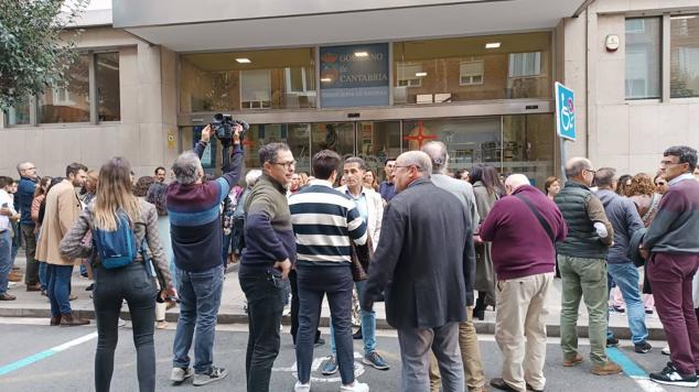 Manifestación de cerca de un centenar de médicos a las puertas de la consejería de Sanidad.