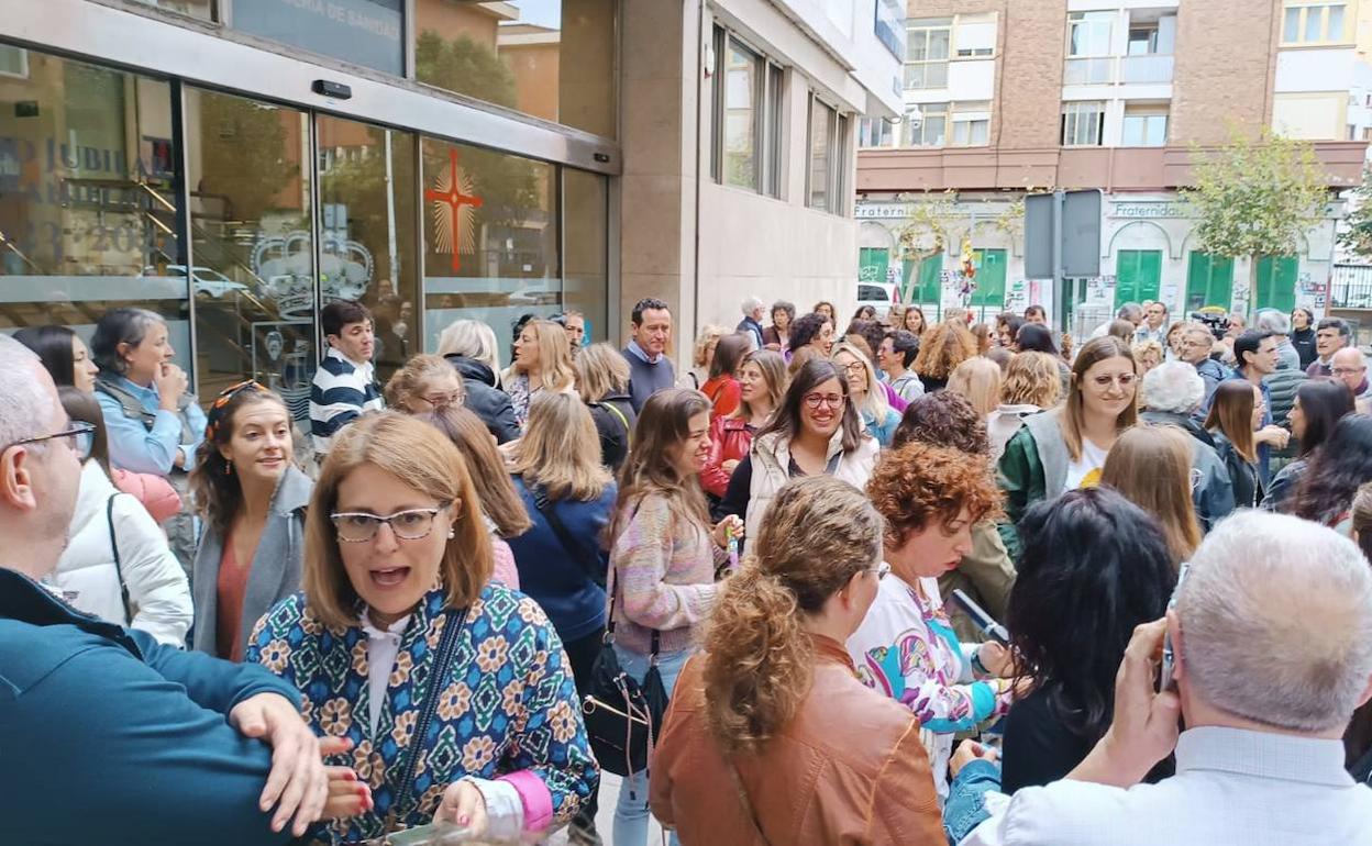 Casi 200 médicos de familia y pediatras se han manifestado frente a la consejería de Sanidad.