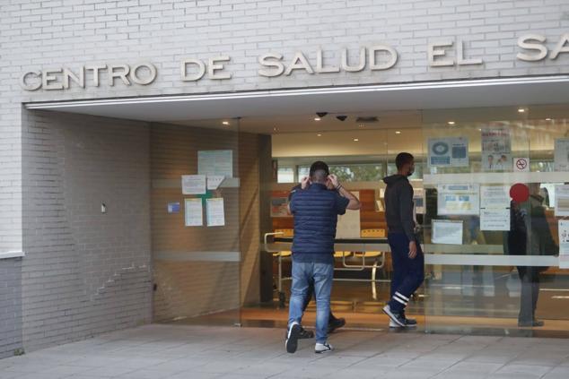 Ocho de la mañana. Los primeros usuarios entran al centro de salud El Sardinero.