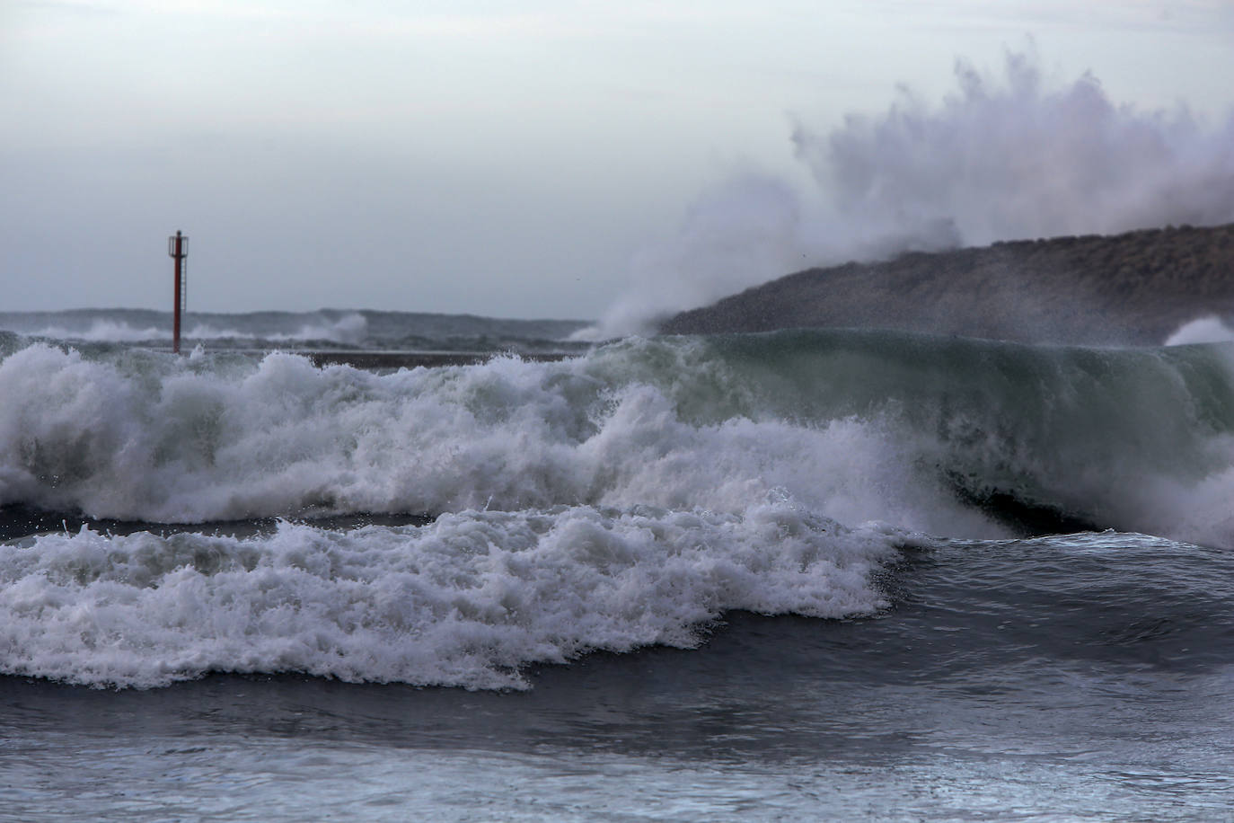Fotos: Las imágenes que deja el temporal este lunes en Suances