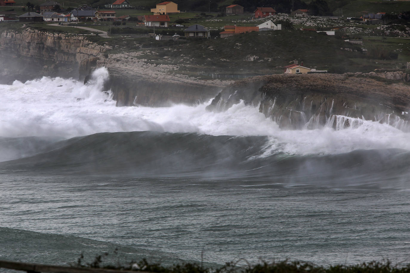 Fotos: Las imágenes que deja el temporal este lunes en Suances