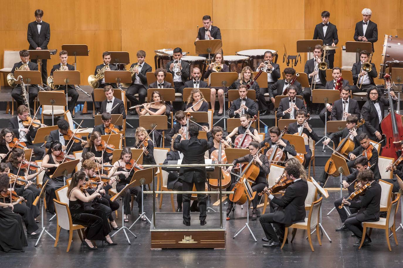 Una inmersión en Richard Strauss ha vertebrado este martes el concierto extraordinario de la Sinfónica Freixenet que conmemora los 120 años de El Diario Montañés y los 30 de la Escuela de Música Reina Sofía.