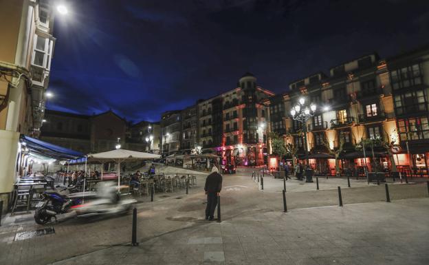 Imagen principal - Apagón en la hostelería de Cantabria como protesta por la subida de luz y gas