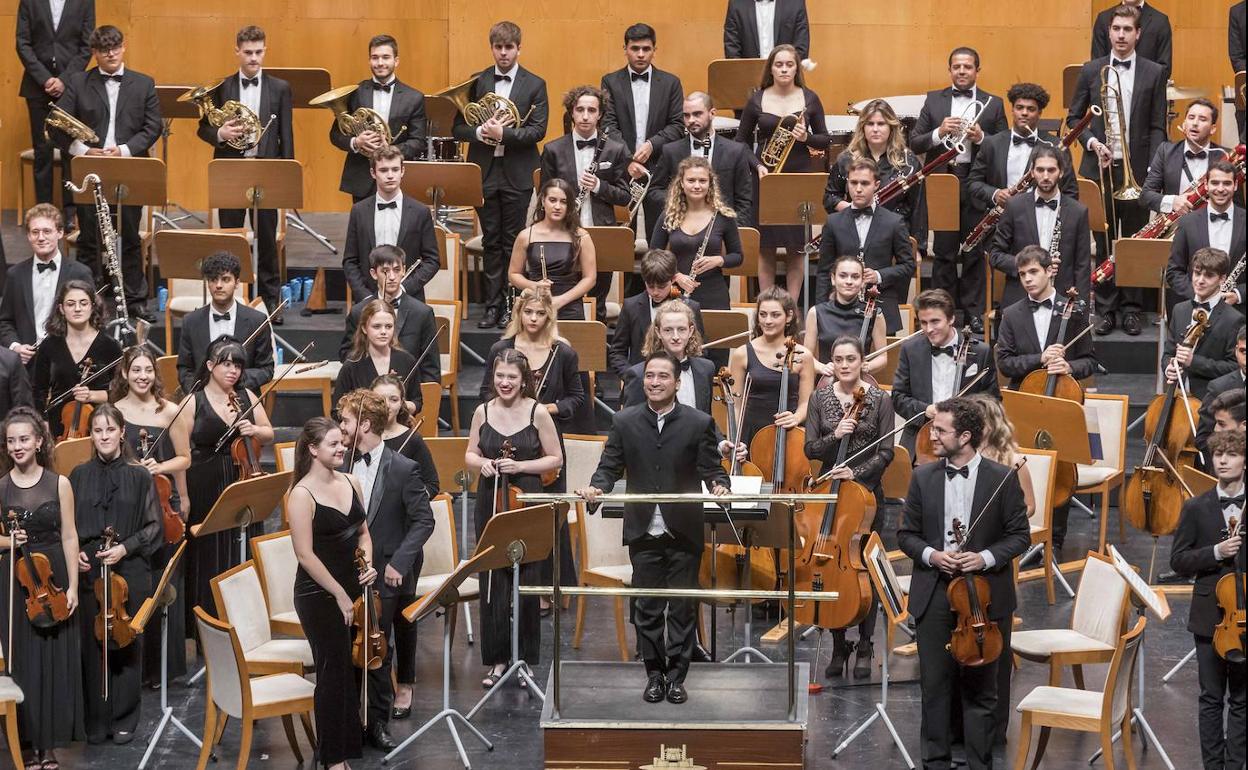 Andrés Orozco-Estrada y los jóvenes músicos de la Sinfónica saludan al público al principio de la velada.