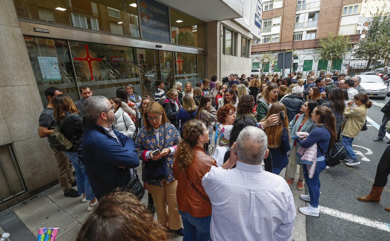 Los médicos de Atención Primaria llevaron el lunes su protesta a la puerta de Sanidad.