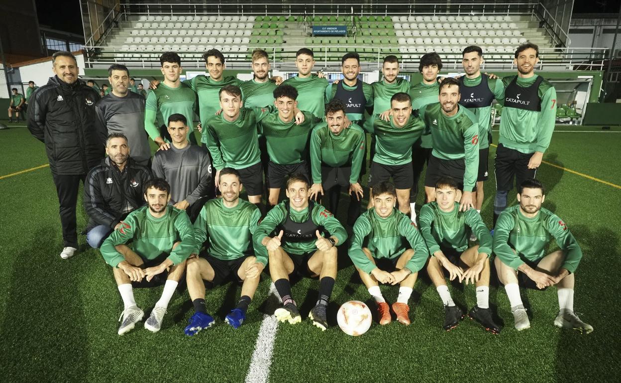 La plantilla del Vimenor, antes del entrenamiento de ayer en La Vidriera de cara a su encuentro de Copa del domingo ante el Mirandés. 