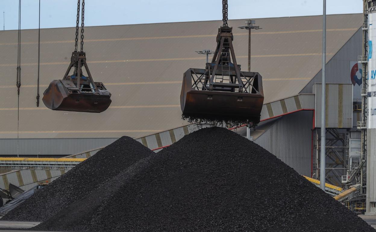 Operaciones de descarga de carbón en la terminal del Puerto de Santander. 
