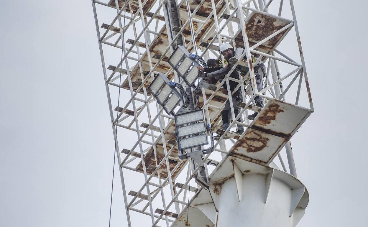 Los operarios cambian los focos de una de las torres de la zona oeste. 