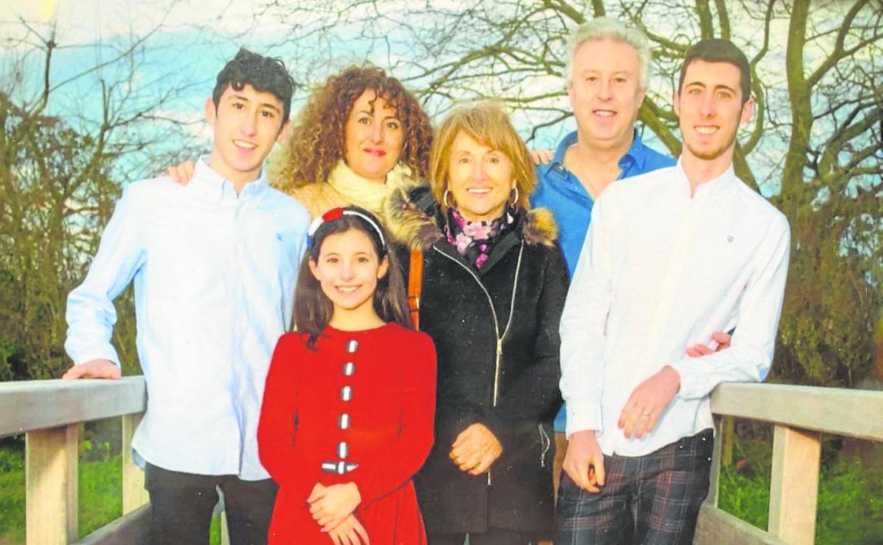 Ana Belén junto a sus tres hijos, su marido y su madre, en una imagen familiar 