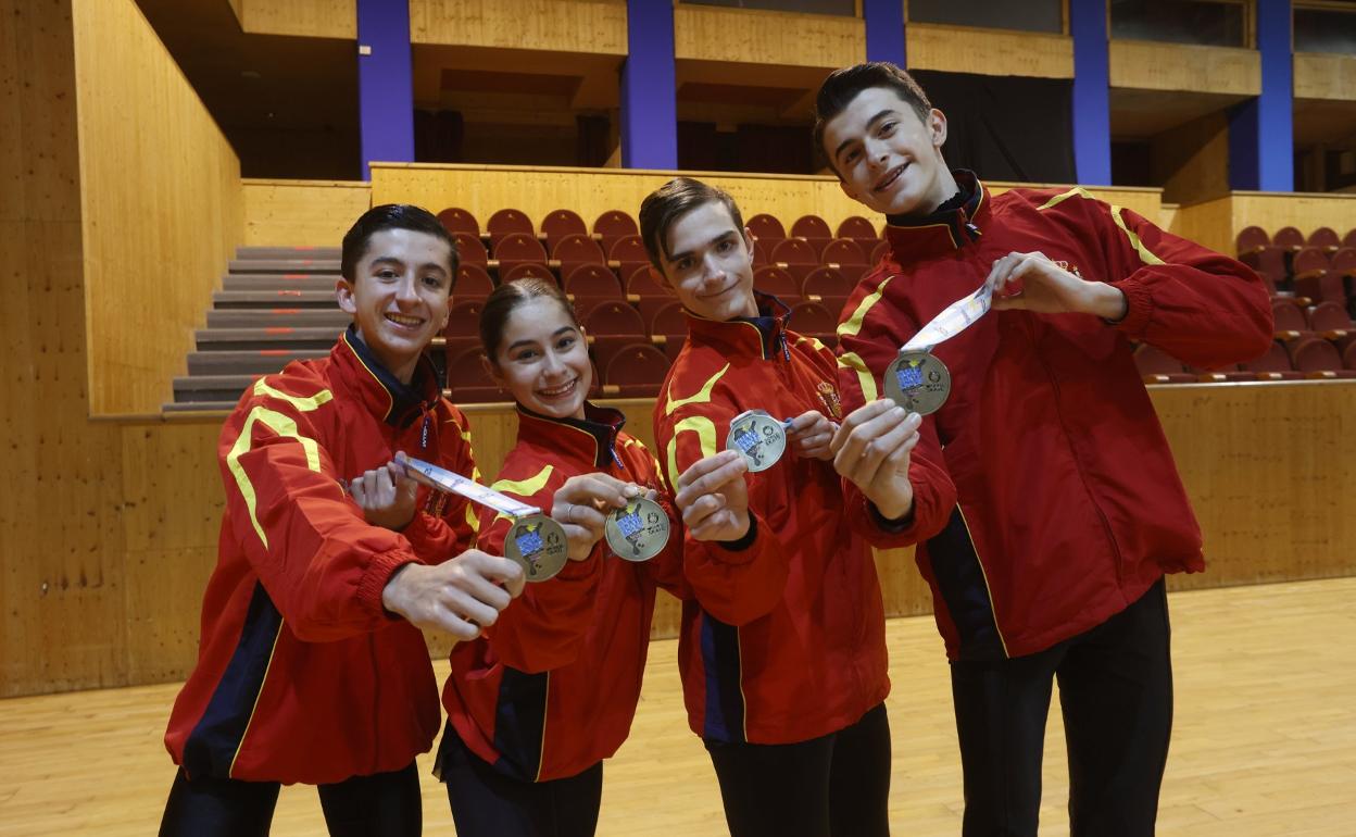 David Gutiérrez, India Rojo, César Tazón y Gerardo Berciano, con sus medallas logradas en Argentina.