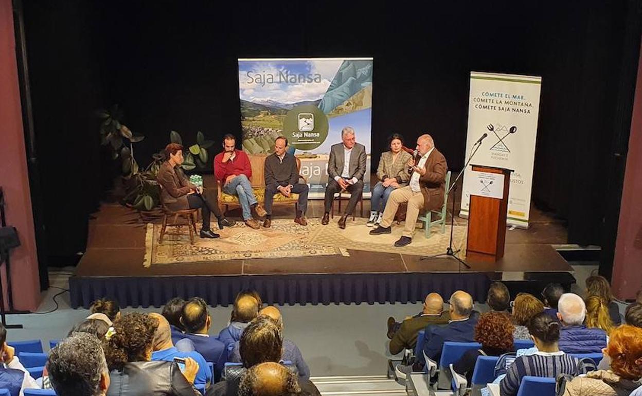 Destacados productores estudiaron posibles proyectos conjuntos en el Auditorio Bajo Deva.