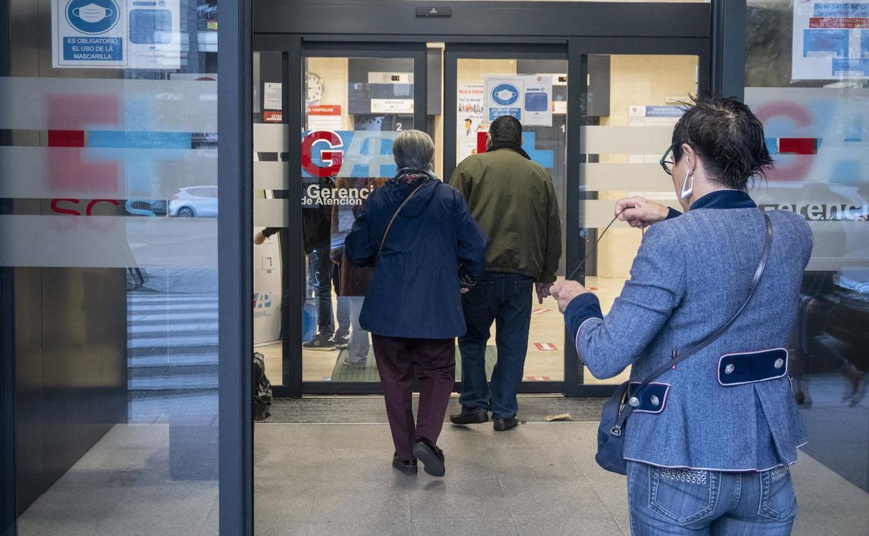 Usuarios entran al centro de salud Vargas, en Santander, este lunes, en la primera jornada de huelga de médicos.