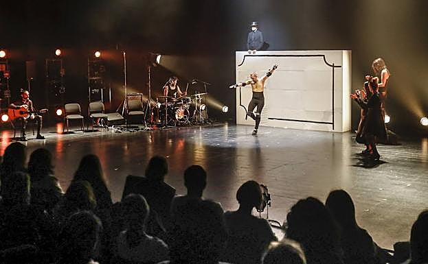 Imagen principal - El público vive el espectáculo de Manuel Liñán sobre el propio escenario de la Sala Argenta