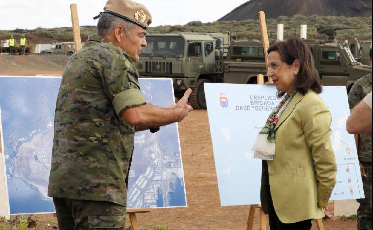 La ministra de Defensa, Margarita Robles, en la base del Ejército de Tierra 'General Alemán Ramírez' 