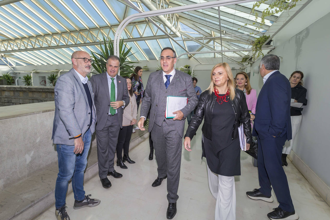 Médicos en huelga se concentraron ante el Parlamento, donde abuchearon al consejero de Sanidad a su entrada al edificio para presentar los presupuestos de su departamento.