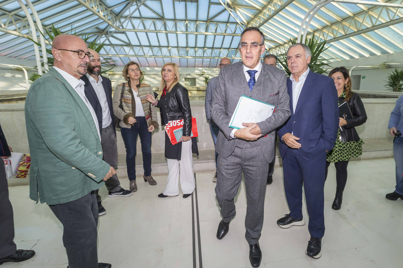 Médicos en huelga se concentraron ante el Parlamento, donde abuchearon al consejero de Sanidad a su entrada al edificio para presentar los presupuestos de su departamento.