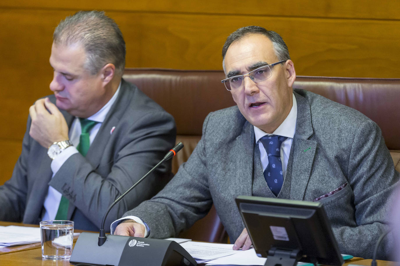 Médicos en huelga se concentraron ante el Parlamento, donde abuchearon al consejero de Sanidad a su entrada al edificio para presentar los presupuestos de su departamento.