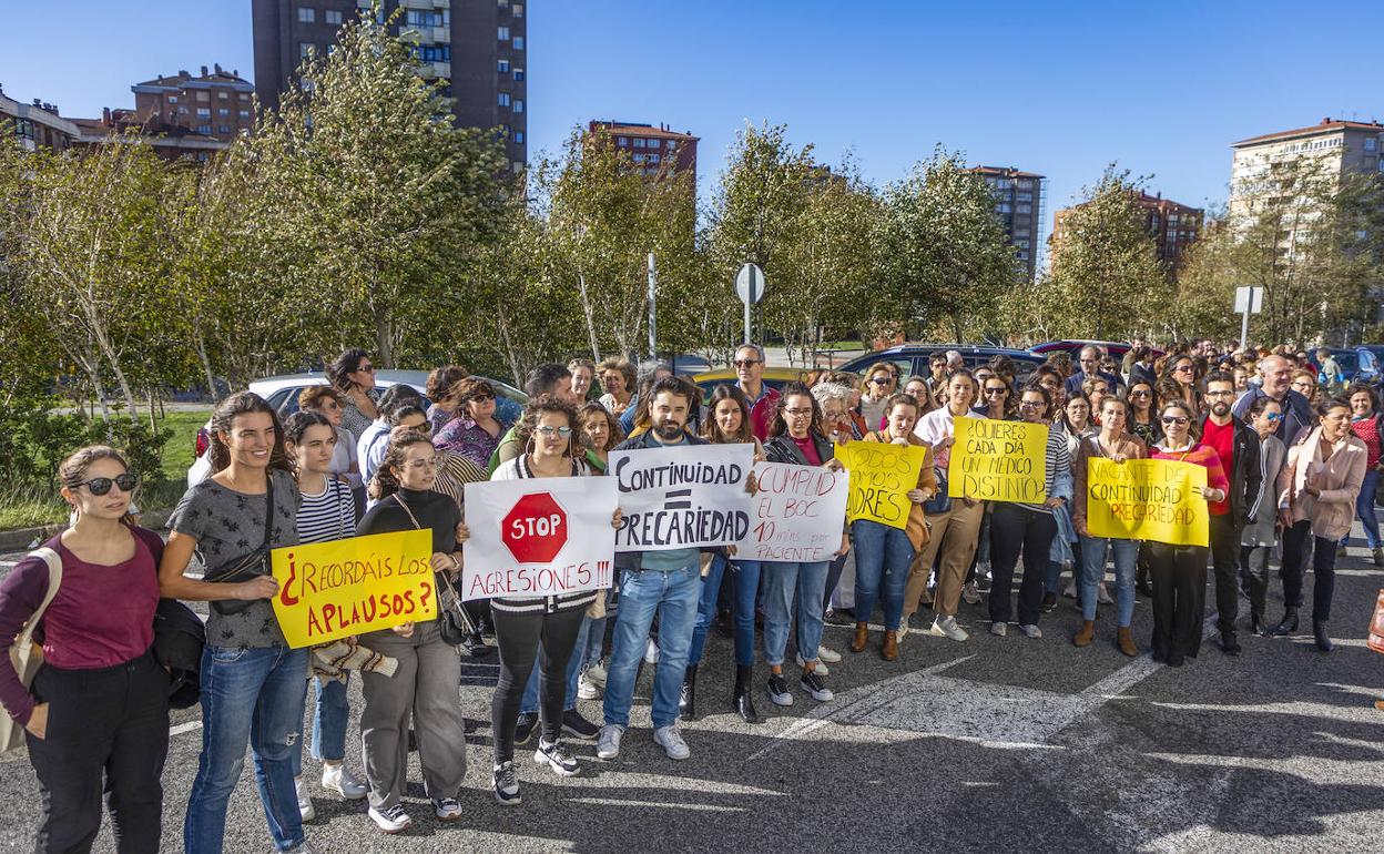 Concentración frente al Servicio Cántabro de Salud en apoyo a los negociadores del Sindicato Médico